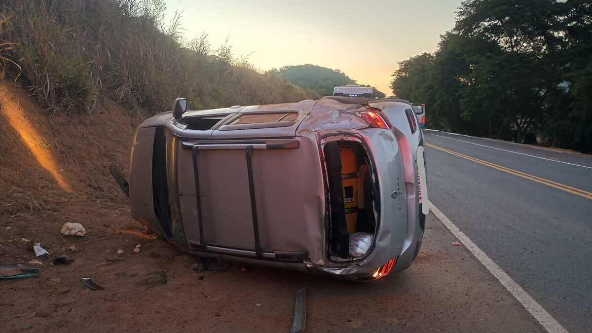 Motorista atropela cachorro e carro capota na BR-116; animal morreu