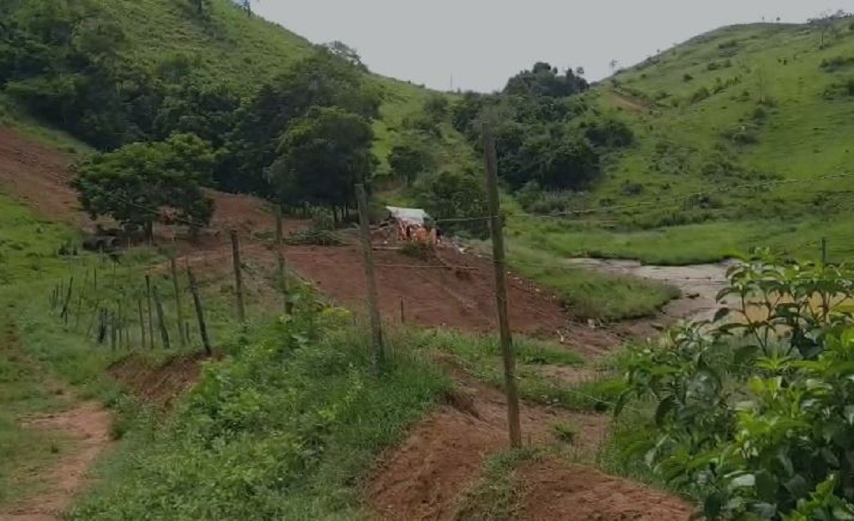 Família morre soterrada após açude estourar e levar parte de casa em MG 