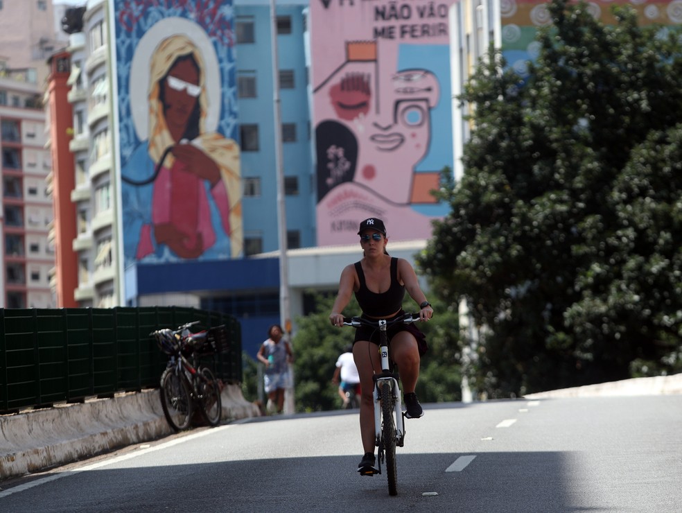 Ciclista pedalando no minhocão, em SP — Foto: WERTHER SANTANA/ESTADÃO CONTEÚDO