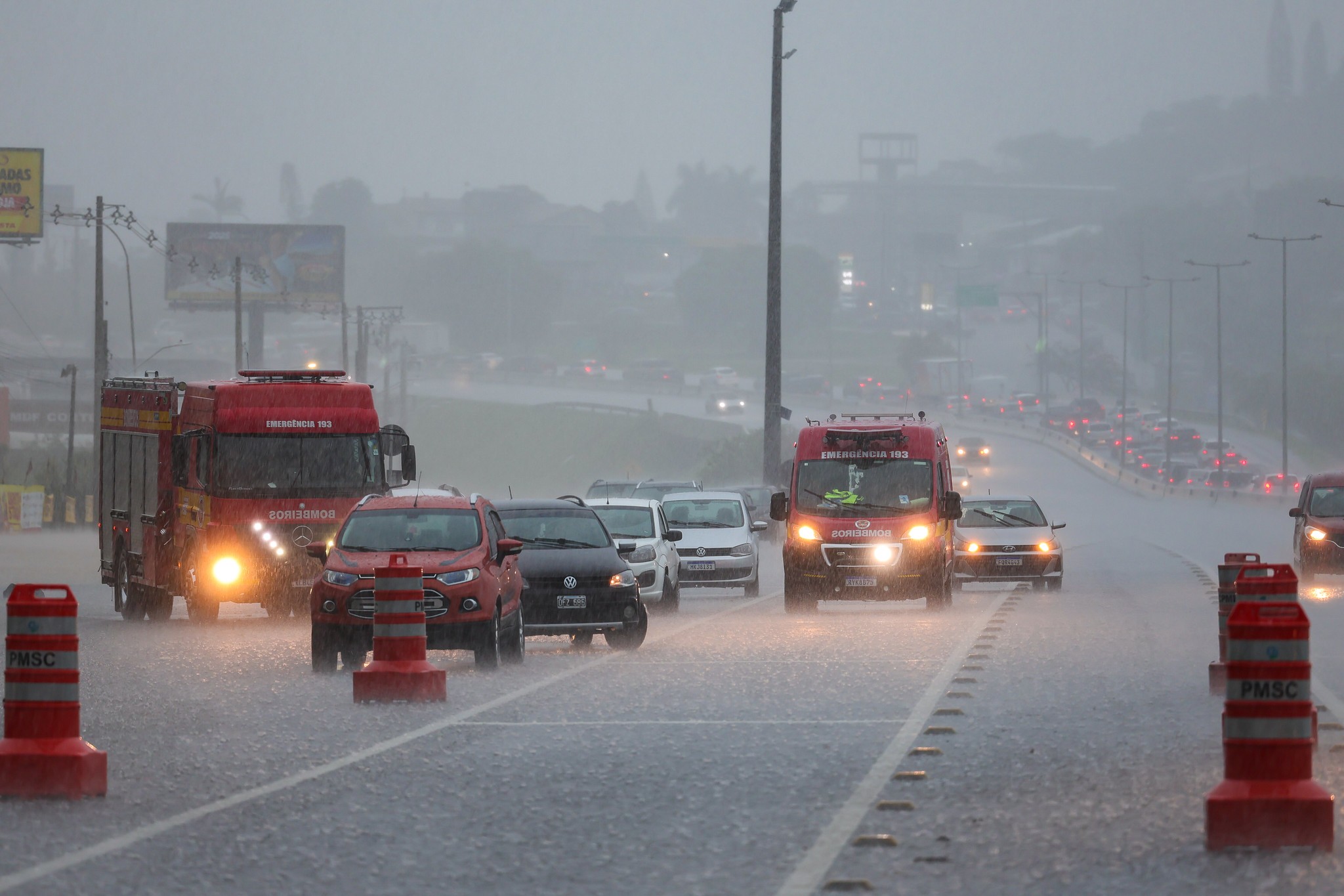 SC começa semana com risco de temporais com chuva intensa, alerta Defesa Civil