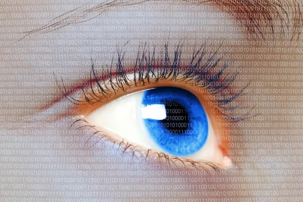 O aplicativo — com seus olhos virtuais — me ajuda a saber se minha pele está com a aparência que eu desejo ou se há algo no meu visual que eu deveria mudar — Foto: Stock Photos / Getty Images