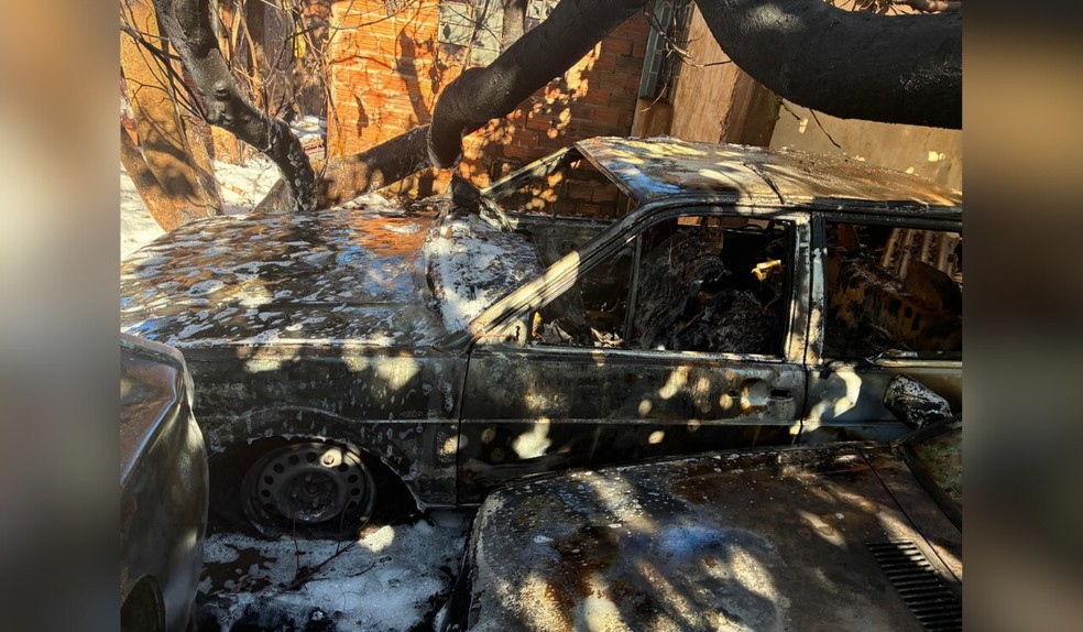 Incêndio atinge residência e destrói veículos estacionados em Euclides da Cunha Paulista (SP) — Foto: Pontal News/Imagem Cedida