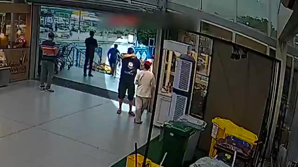 Policiais presos são flagrados passeando e até fazendo compras em Manaus — Foto: Reprodução/TV Globo