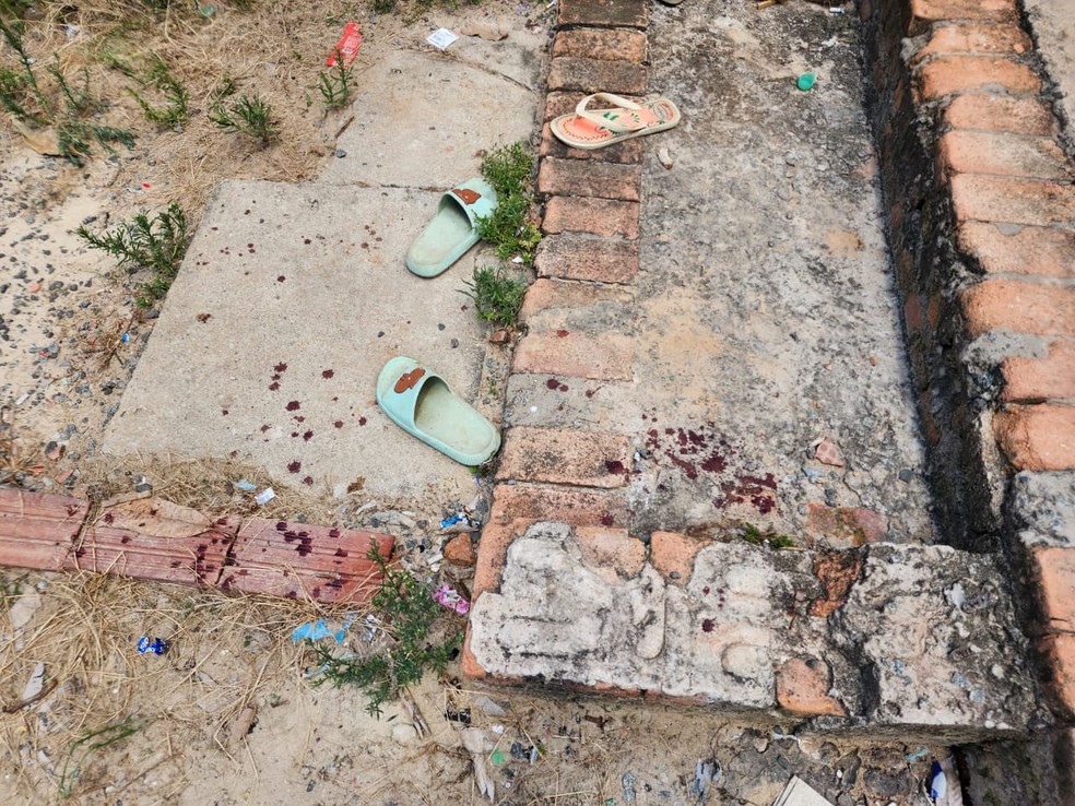 Pingos de sangue no local do crime — Foto: Wagner Morente