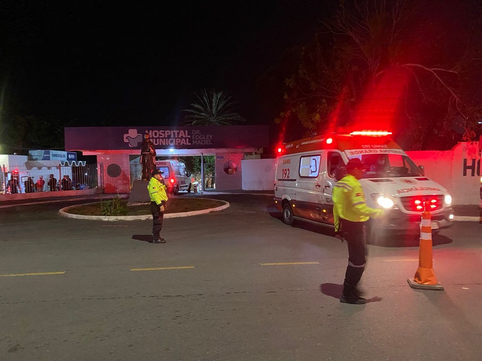 Cerca de 30 ambulâncias de Campina Grande foram mobilizadas na transferência — Foto: Geraldo Jerônimo/TV Paraíba