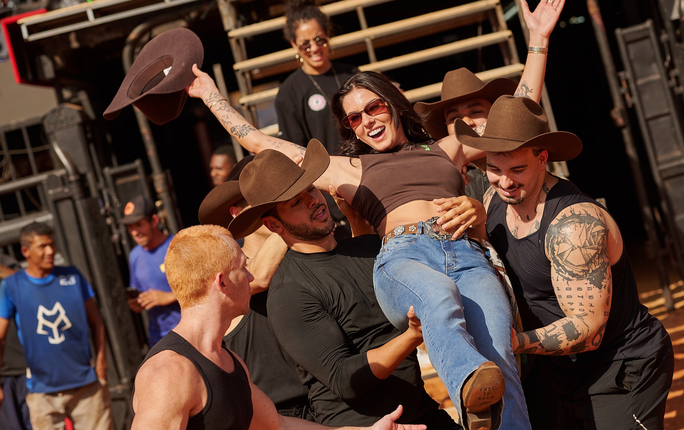 Ana Castela ensaia coreografia no meio da arena para show especial em edição histórica da Festa de Barretos