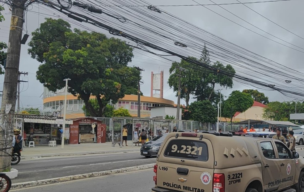 Homem foi morto a tiros em frente à Uneb, em Salvador — Foto: Reprodução/Redes Sociais