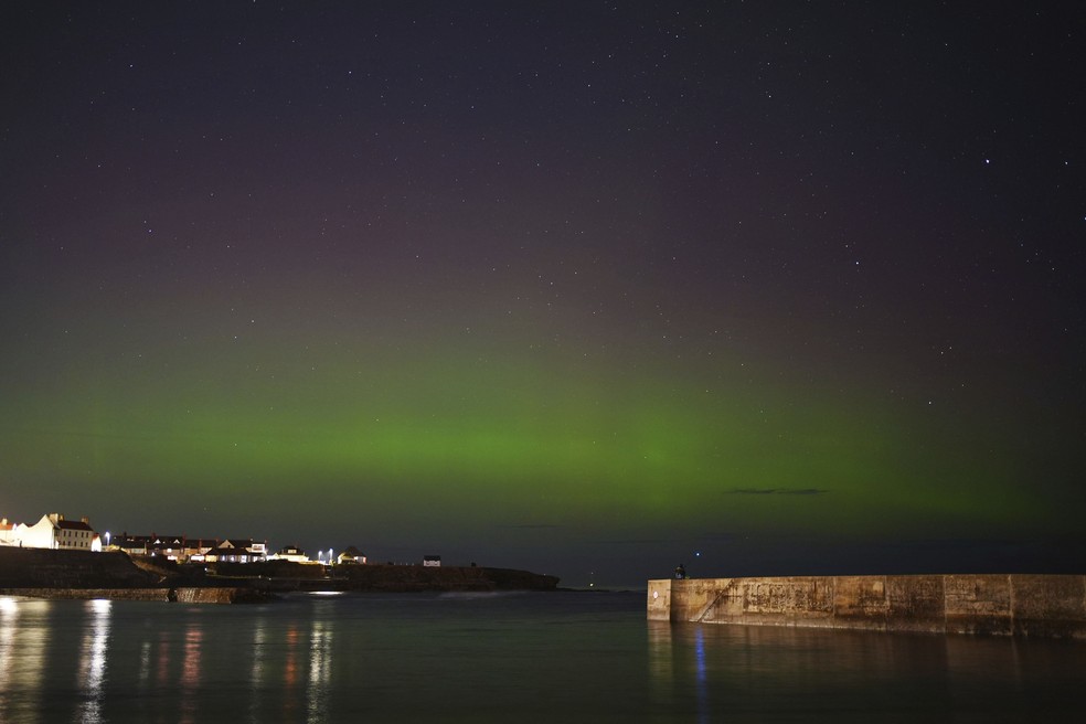 Aurora boreal é vista no céu sobre a Baía de Cullercoats, na costa nordeste da Inglaterra, na segunda-feira, 7 de outubro de 2024. — Foto: Owen Humphreys/PA via AP