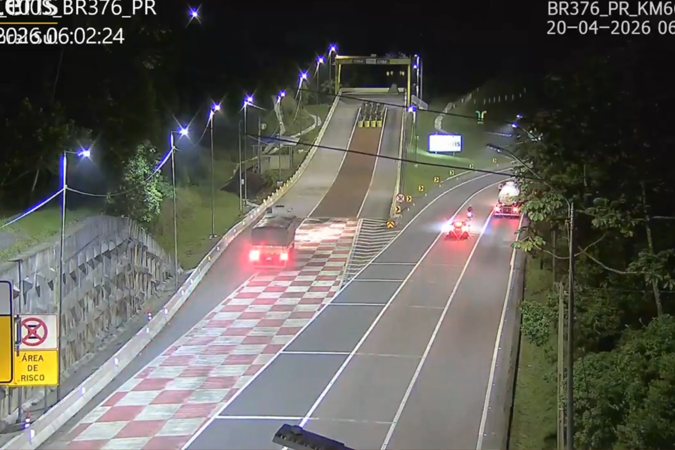 VÍDEO: caminhão carregado com soja perde freio, entra em área de escape e tomba na BR-376, no Paraná