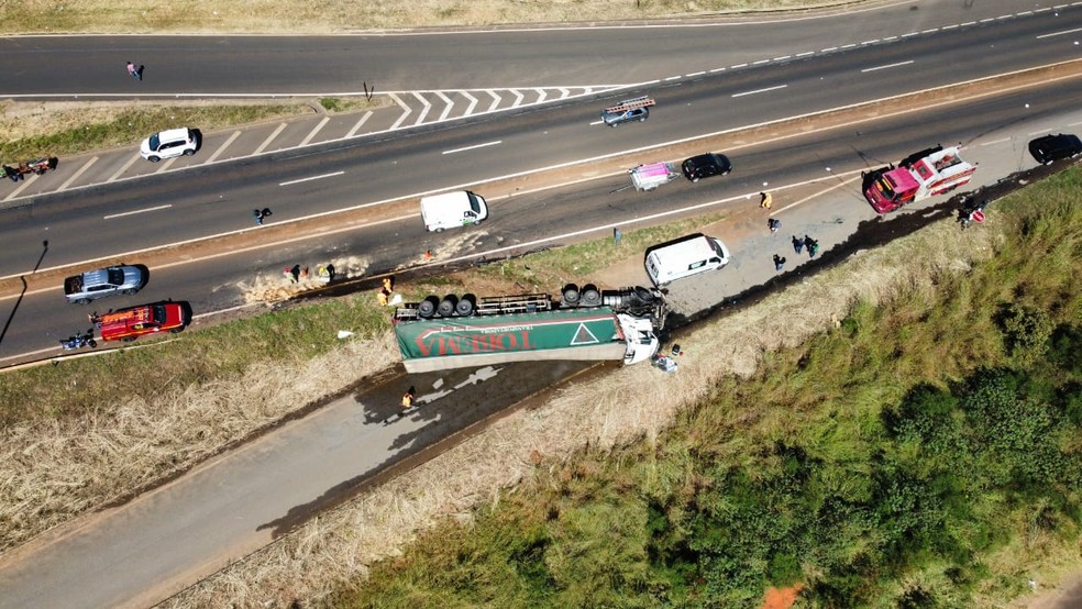 Carreta carregada de cerveja tomba na BR-365, em Uberlândia