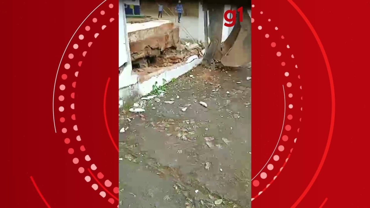 Retroescavadeira desgovernada atinge muro de casa e deixa duas pessoas feridas em Padre Paraíso