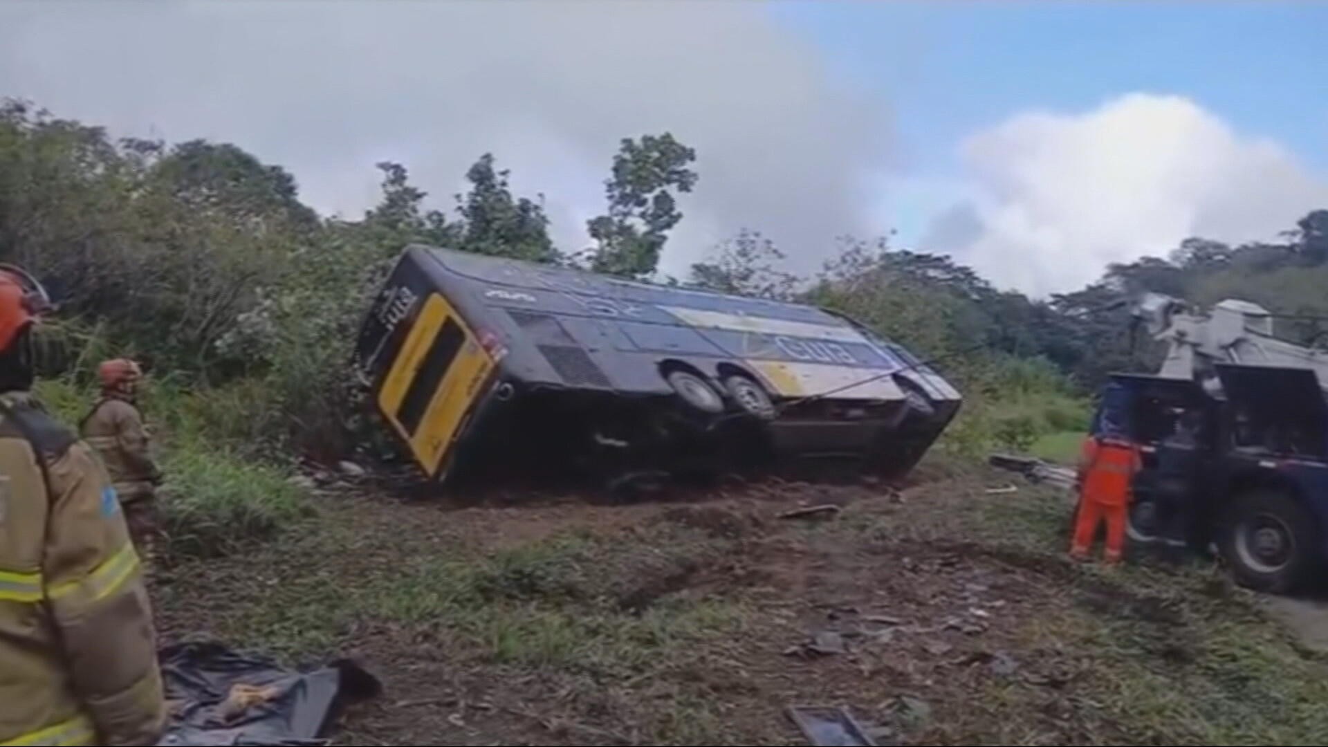 Quatro feridos em acidente com ônibus que matou 10 na Serra de Petrópolis são levados para hospital em BH