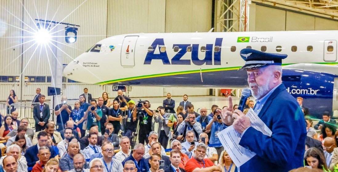 Em evento na Embraer, Lula (PT) critica contratações de brasileiros pela Boeing: ‘Não é honesto roubar nossos engenheiros, sem gastar um centavo para formá-los’