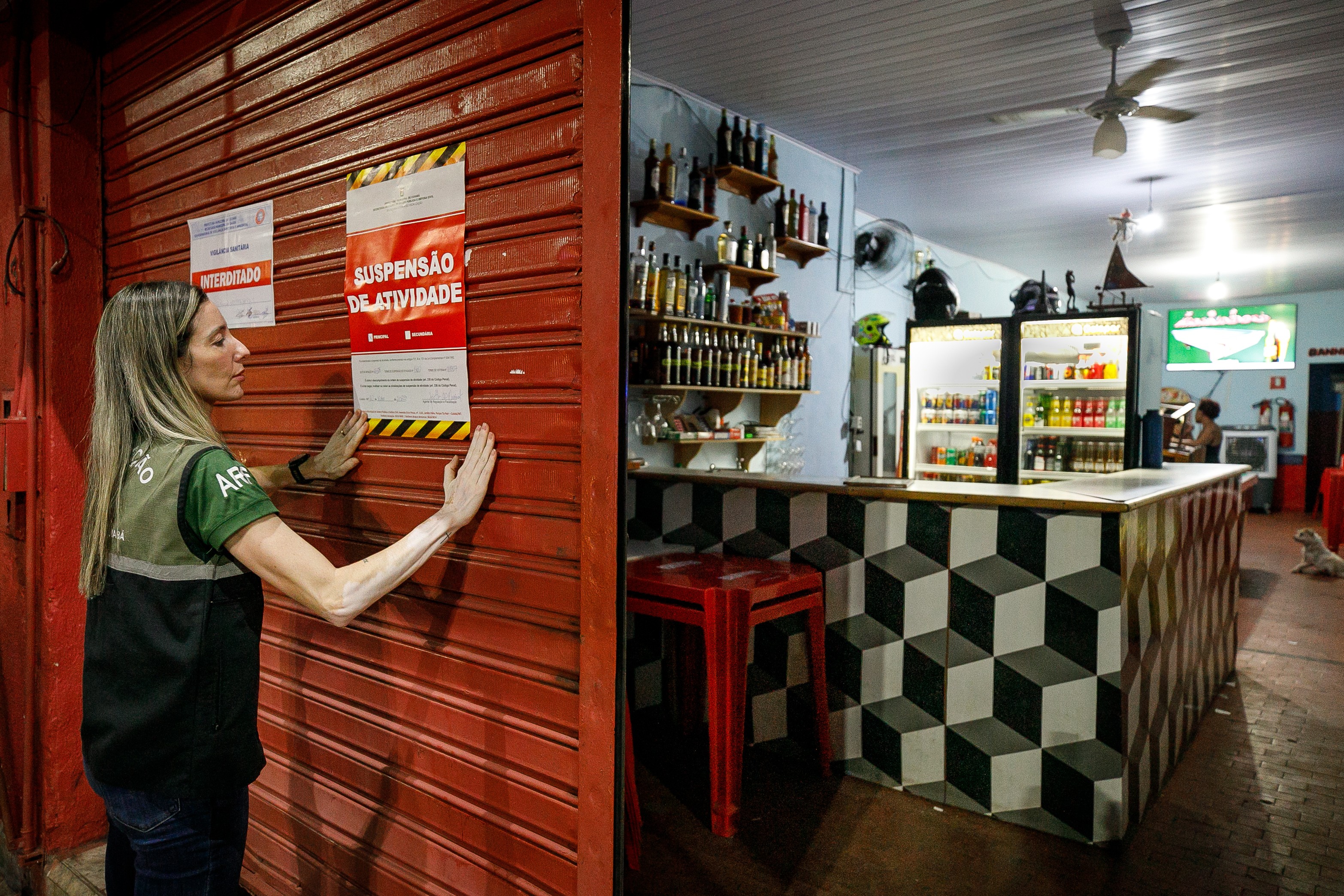Casa de prostituição e bebidas a adolescentes: dono de bar é preso por abrir comércio clandestino em Cuiabá