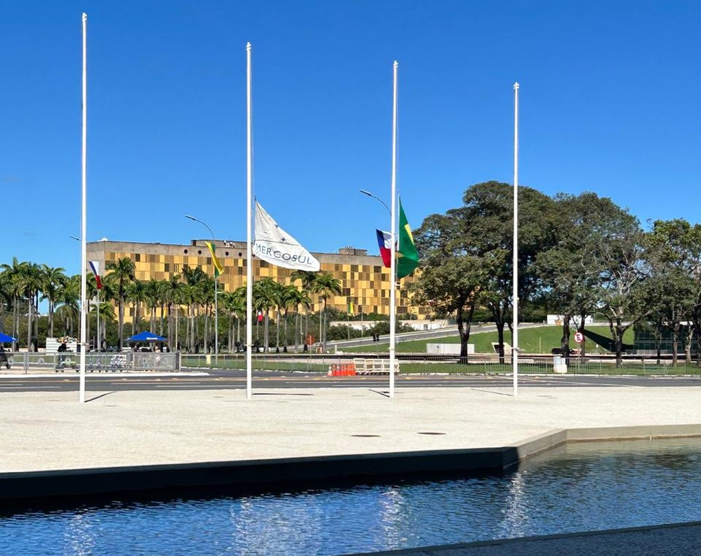 Bandeiras a meio-mastro no Palácio do Planalto em luto oficial pelo papa Francisco — Foto: Gioconda Brasil/TV Globo