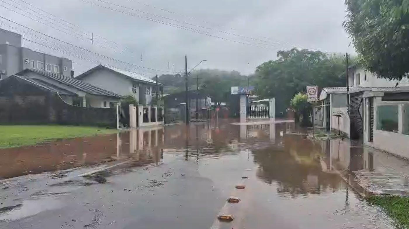 Chuva de 120 mm provoca alagamentos em Francisco Beltrão