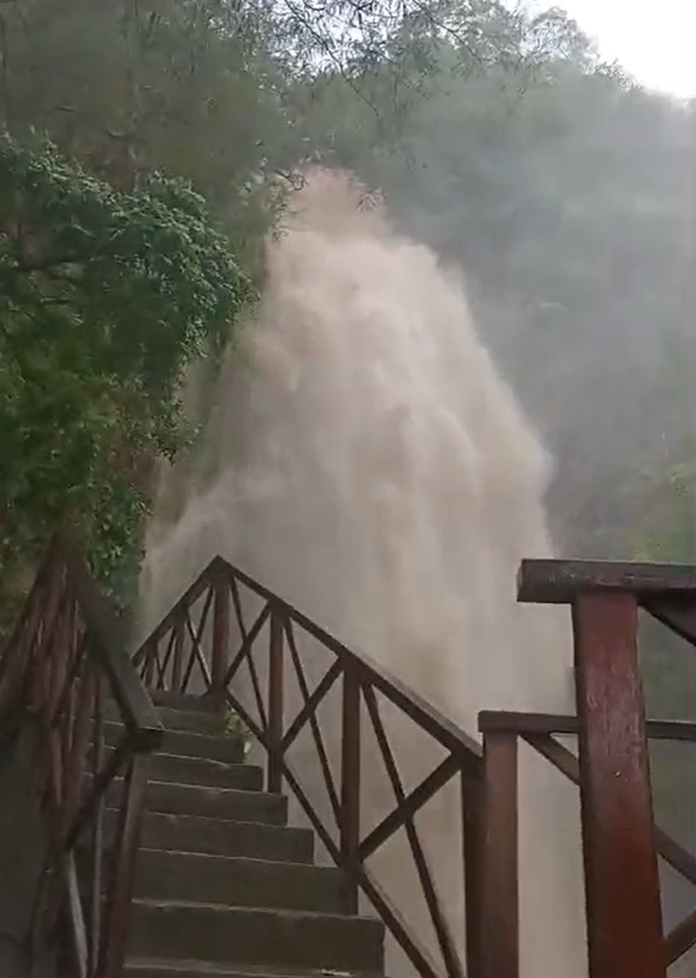 Chuva aumenta vazão da Cachoeira do Pinga em Portalegre — Foto: Reprodução