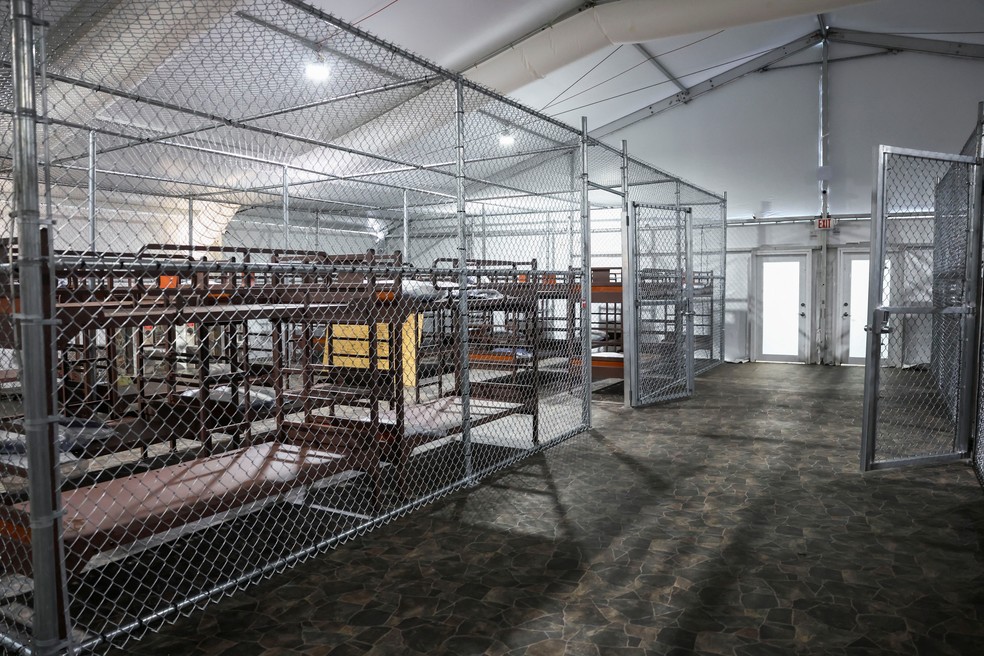 Nova prisão de imigrantes na Flórida apelidada de 'Alcatraz dos jacarés' ficou pronta nesta semana e primeiro grupo de detentos já chegou ao local, segundo a Associated Press. — Foto: REUTERS/Evelyn Hockstein