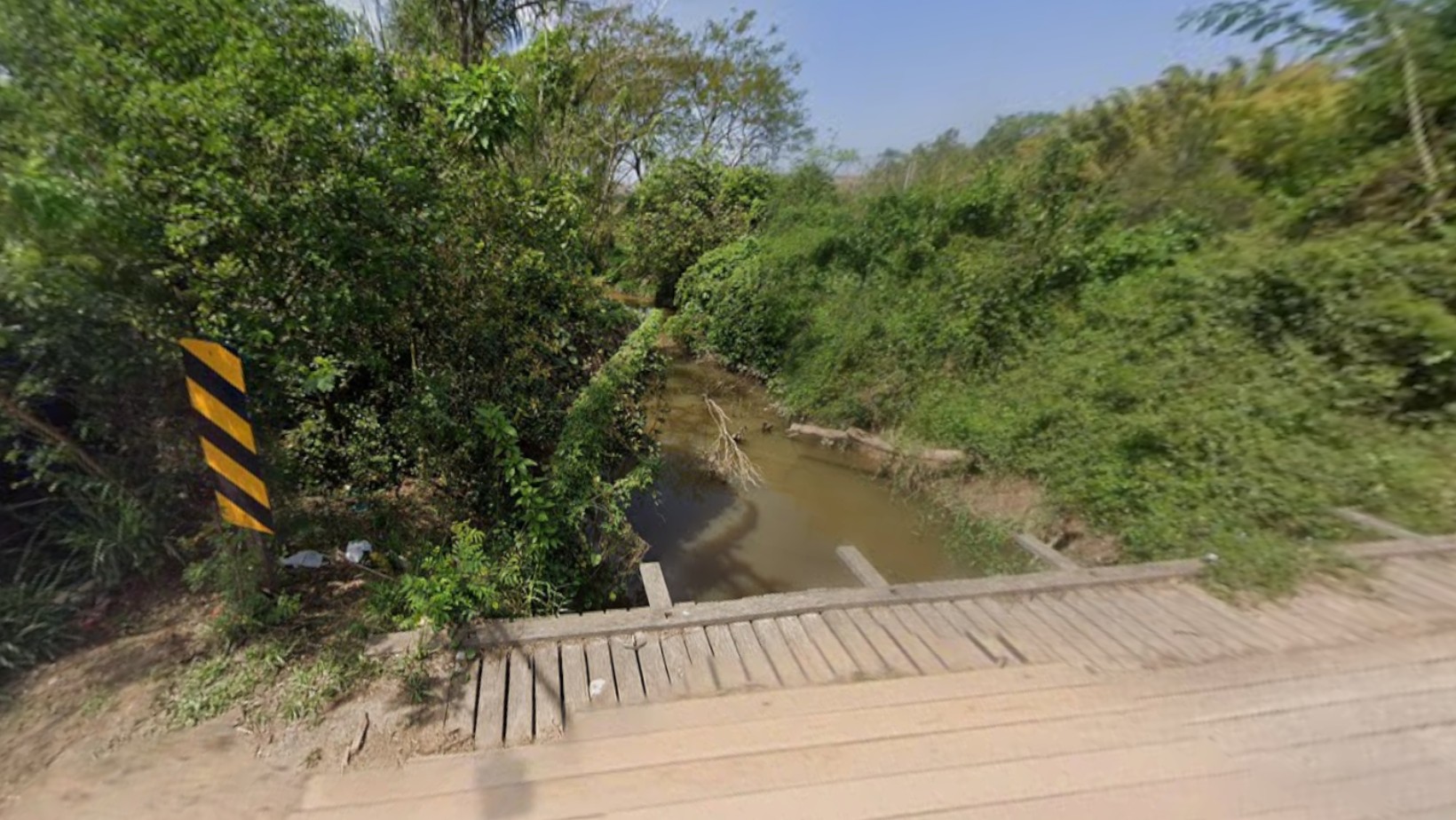 Homem morre e cinco mulheres ficam feridas após carro cair em córrego em São José dos Campos, SP