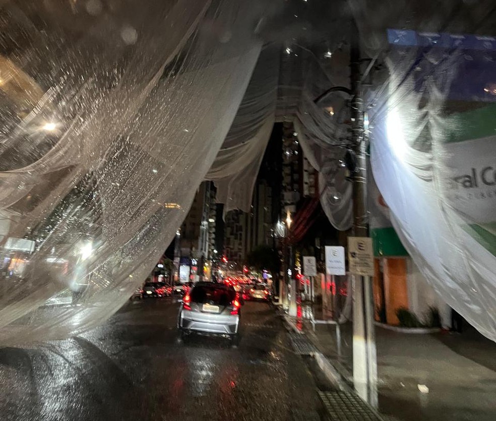Tela de proteção de construção civil cai após forte chuva. — Foto: Reprodução