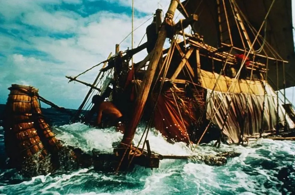 Embora o Ra I não tenha chegado ao seu destino, Heyerdahl demonstrou com o Ra II que era possível viajar do Mediterrâneo e cruzar o Oceano Atlântico muito antes de Colombo — Foto: GettyImages/BBC