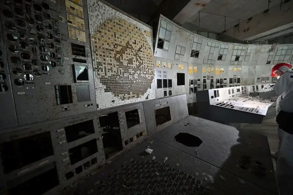 Visitante da central nuclear de Chernobyl grava na sala de controle do bloco 4 destruído da usina — Foto: Getty Images via BBC