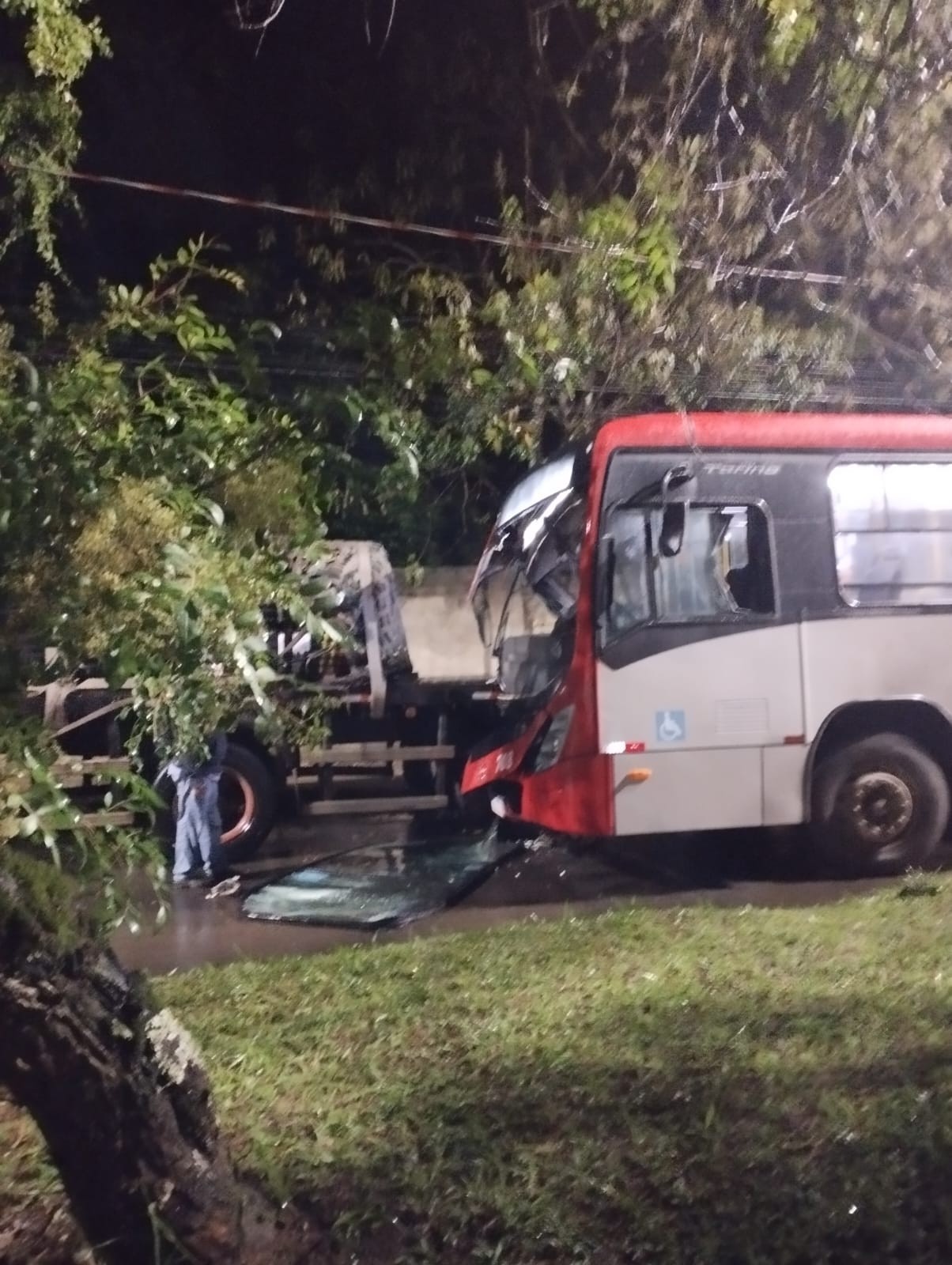 nibus urbano bate na traseira de caminho em Juiz de Fora