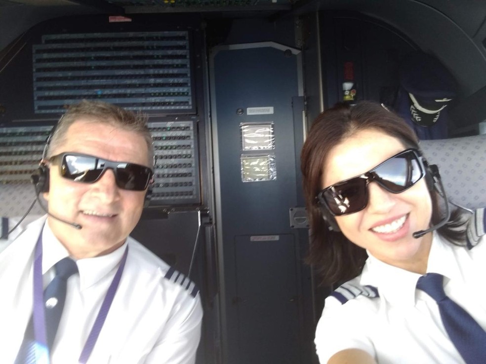 Karina Buchalla Lutkus ao lado do marido que também é piloto, atualmente aposentado — Foto: Arquivo pessoal