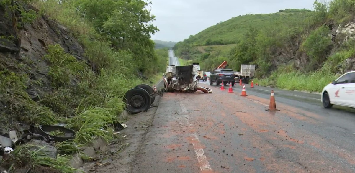 Acidente deixa caminhão destruído em Riachão do Bacamarte, na PB