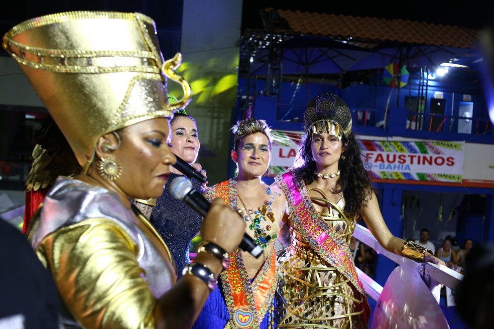 Margareth Menezes cantando em 'Os Mascarados' ao lado das rainhas do bloco Nanda Costa e Lan Lahn — Foto: Lívia Neves/Ag. Picnews