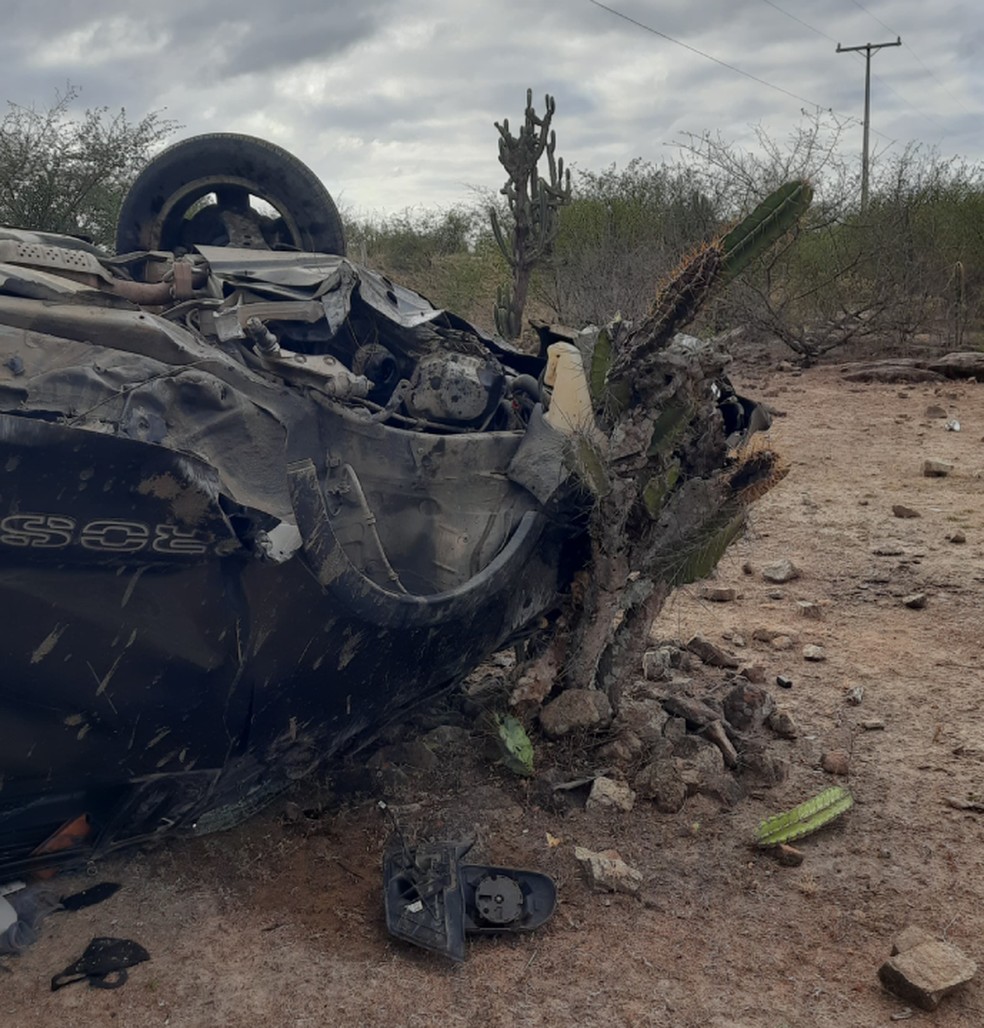 Mulher morreu e outras cinco pessoas ficaram feridas após o carro em que estavam capotar na BA-120 — Foto: Brigada Voluntária Anjos Jacuipenses