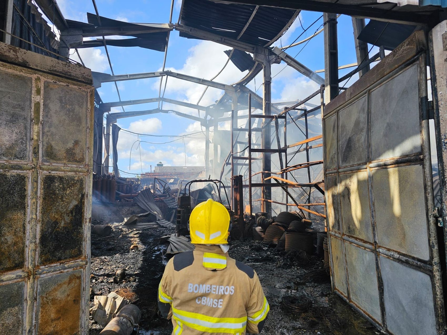 Incêndio em empresa de cilindros em Aracaju: bombeiros continuam trabalhando para evitar que chamas reacendam