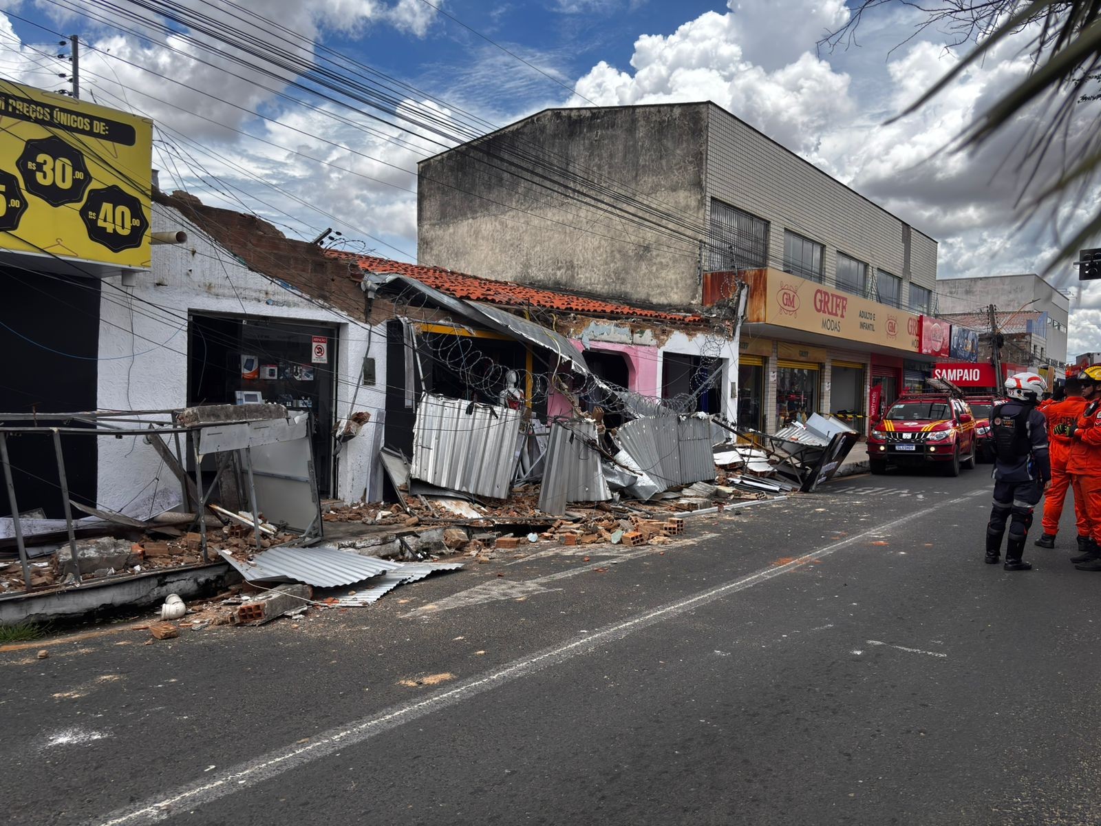 Estrutura desaba, atinge idoso e deixa funcionários presos em lojas em avenida no Dirceu; via é interditada