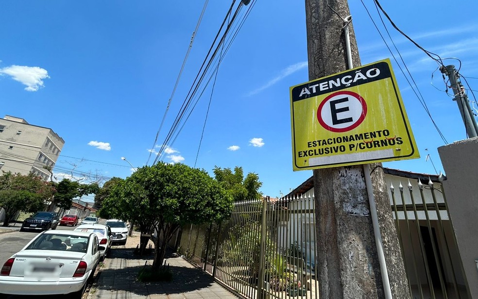 Morador coloca placa exclusiva para 'cornos' para tentar impedir que motoristas estacionem na porta de sua garagem em Goiânia, Goiás — Foto: Michel Gomes/g1 Goiás