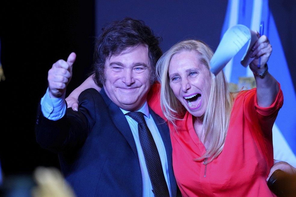 Javier Milei posa com a irmã Karina Milei durante evento para comemorar vitória nas eleições em 19 de novembro de 2023 — Foto: Natacha Pisarenko/AP