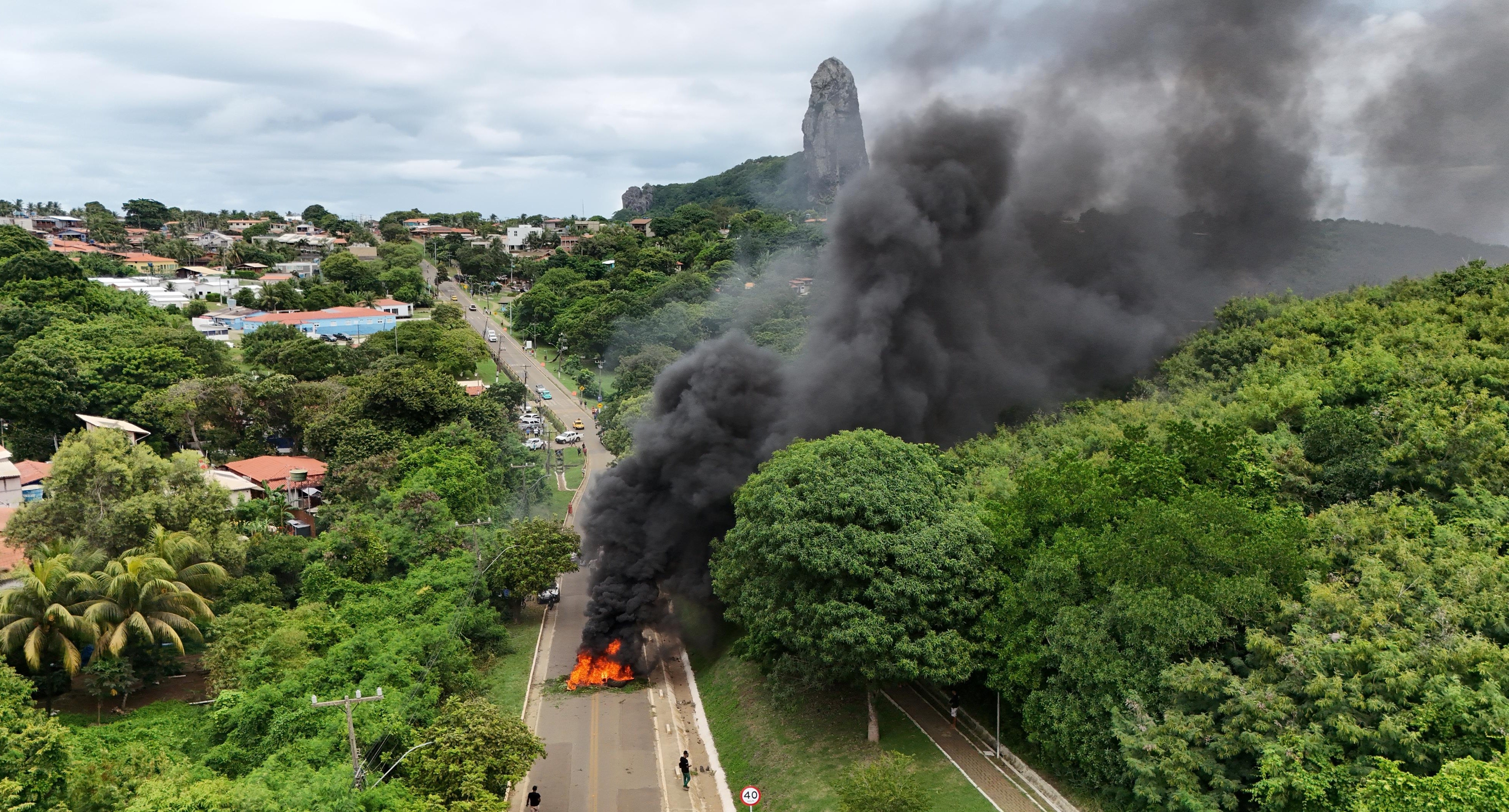 Delegado atira em morador de Fernando de Noronha após briga por ciúmes em festa; vídeo mostra protesto por justiça