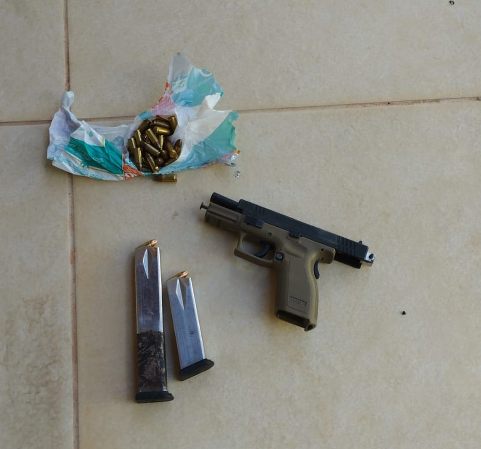 Polícia apreendeu uma pistola, carregadores e munições com a suspeita. — Foto: Polícia Civil/ Divulgação