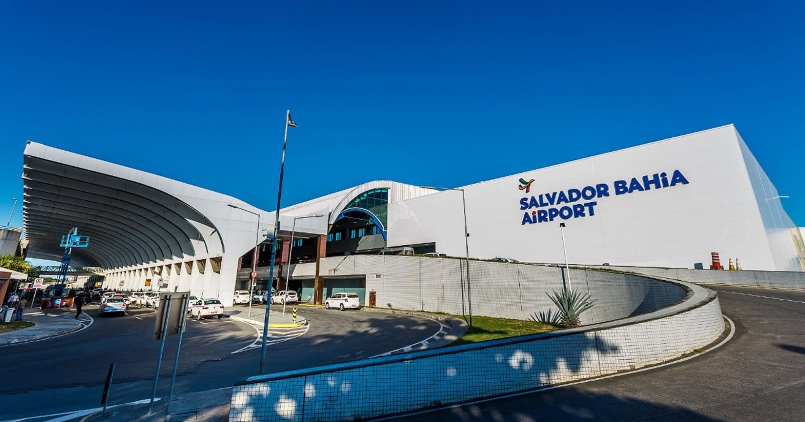 Pai é preso por tentar embarcar com documento falso em voo no Aeroporto de Salvador; filho é procurado