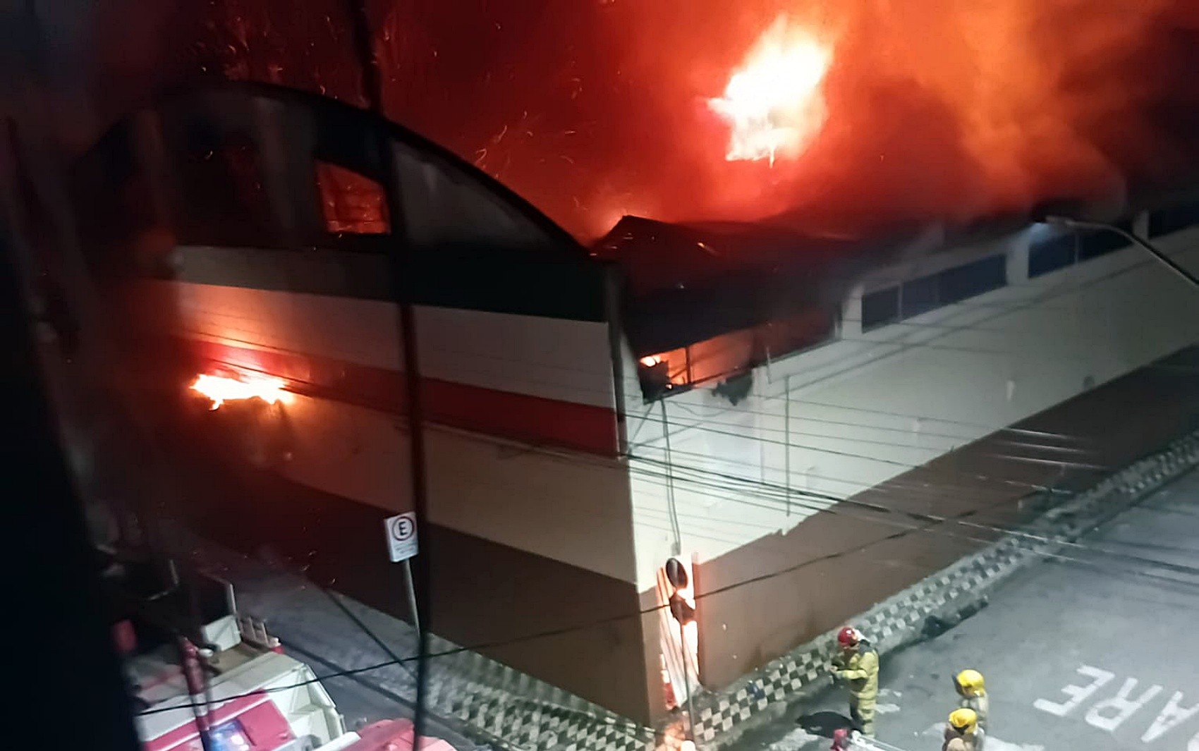 Supermercado é destruído por incêndio em Pouso Alegre, MG