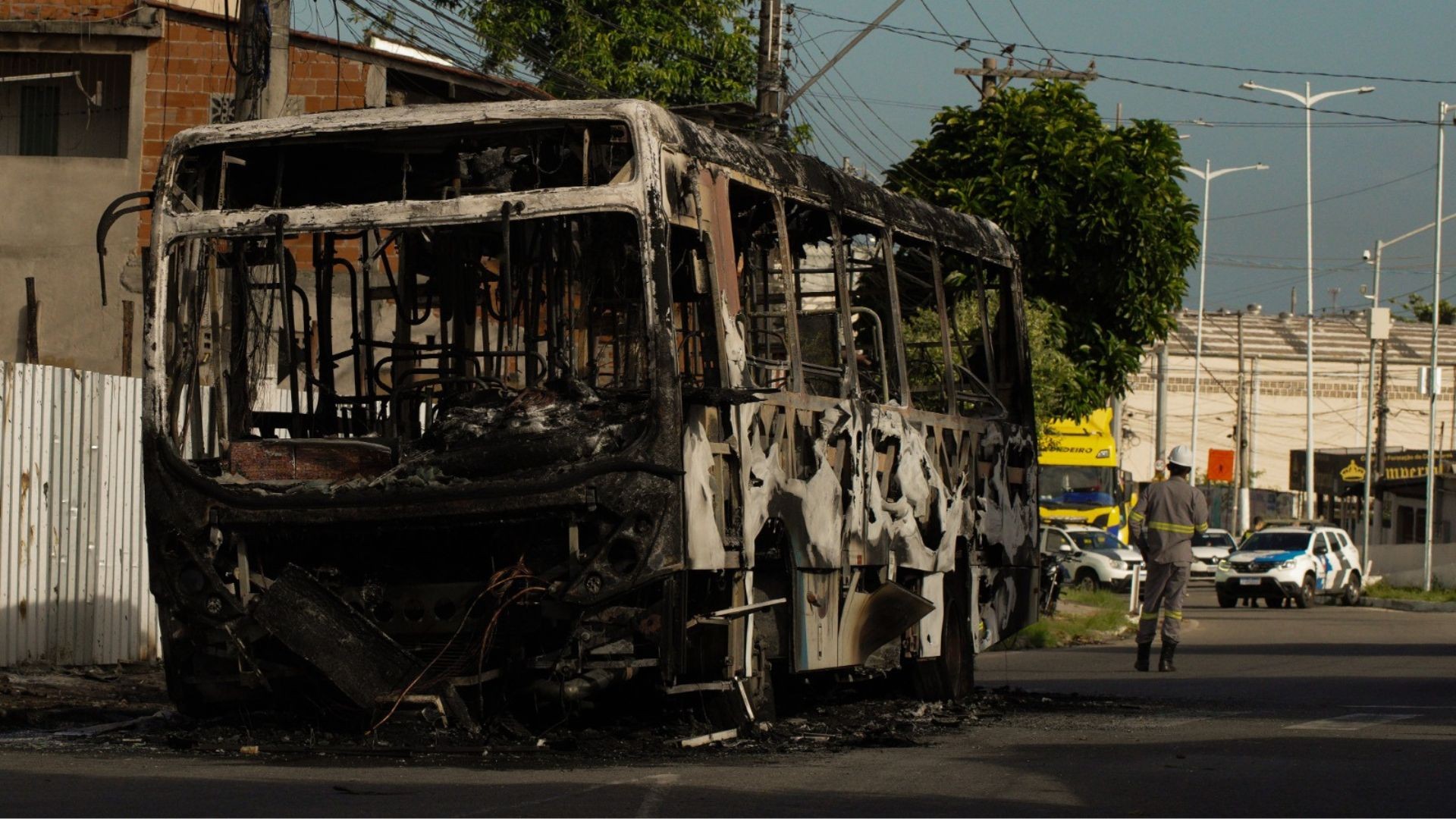 Ônibus é incendiado após morte de jovem em confronto com a PM em Vila Velha
