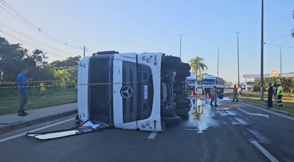 Caminhão tombado na BR-101 com carga de cosméticos