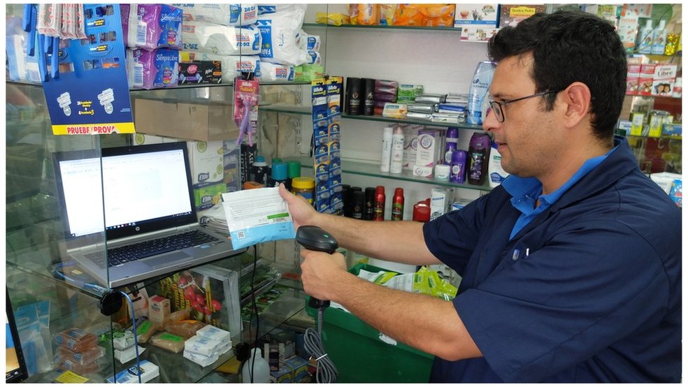 No Uruguai, a maconha só pode ser vendida em farmácias — Foto: BBC