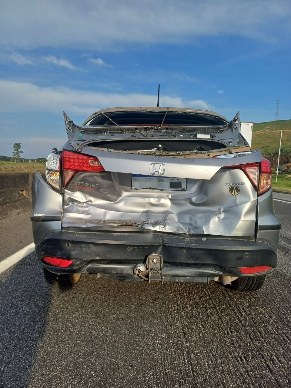 Acidente entre carros e carreta deixa mãe e filha feridas na Via Dutra, em Itatiaia