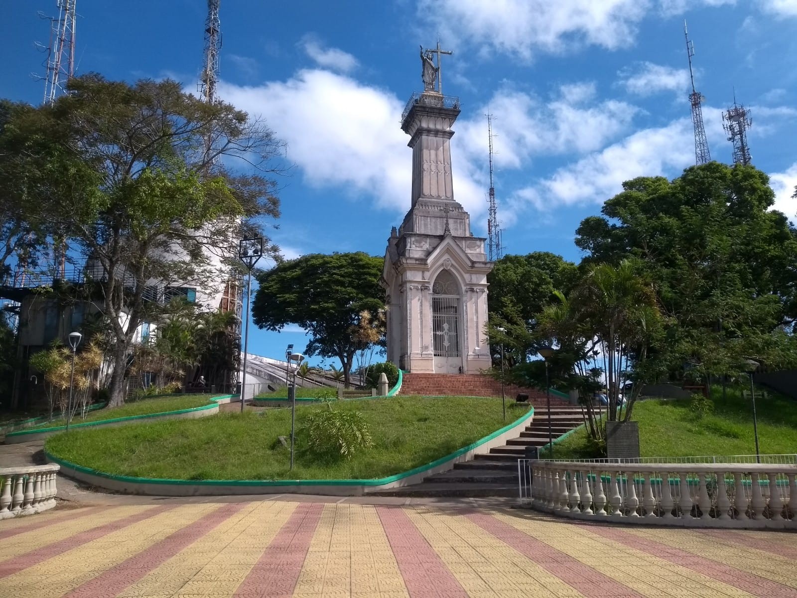 Morro do Cristo em Juiz de Fora: saiba como visitar monumento natural com uma das vistas panorâmicas mais bonitas da cidade 