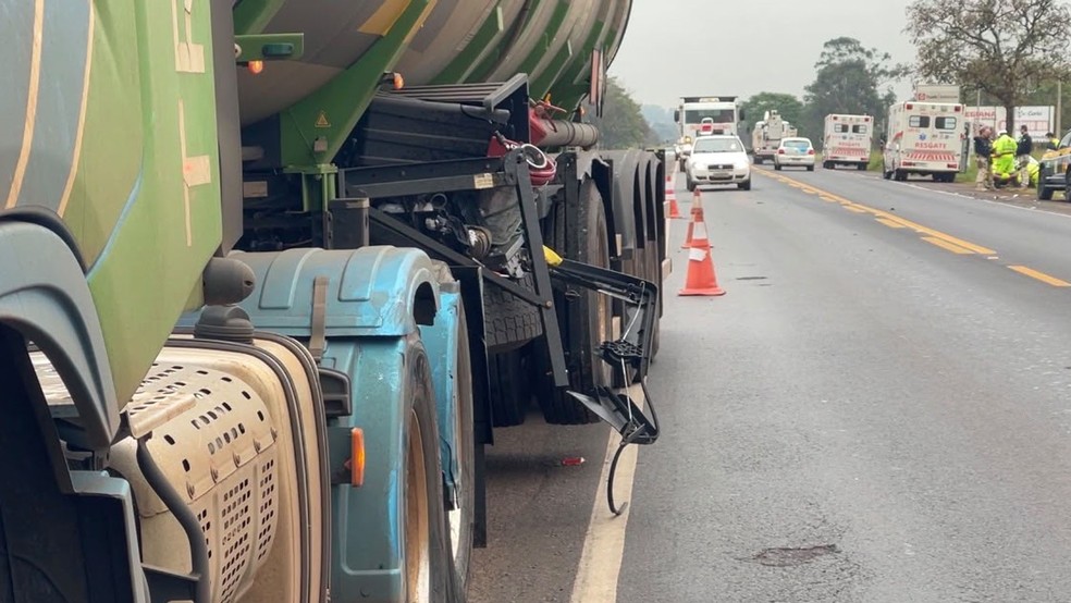 Motociclista de 41 anos morreu ap&oacute;s bater em lateral de caminh&atilde;o-tanque, na BR-153, em S&atilde;o Jos&eacute; do Rio Preto (SP), nesta quarta (23) &mdash; Foto: Muryel Boian/TV TEM