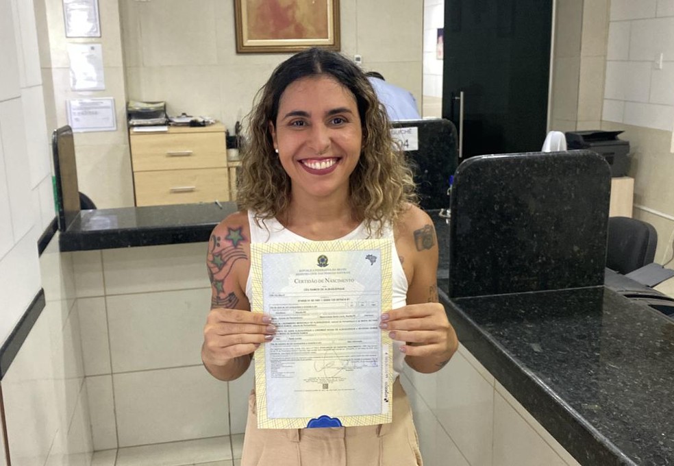 Ativista intersexo Céu pegou certidão de nascimento com nome e sexo retificados em cartório de Olinda — Foto: Artur Ferraz/g1