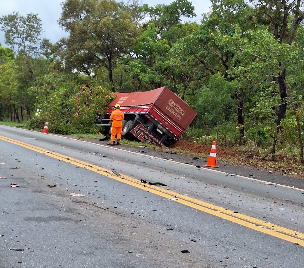 Após a batida, caminhão saiu da pista e quase tombou — Foto: Corpo de Bombeiros/Divulgação