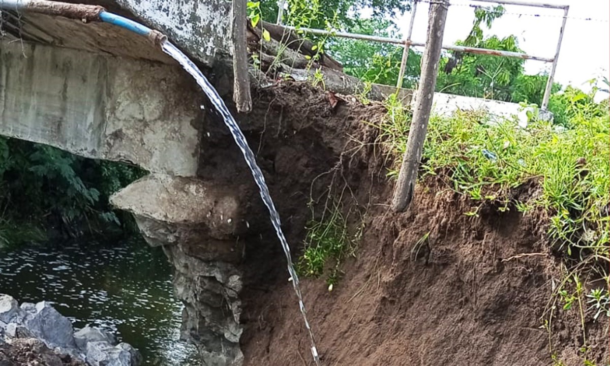 Ponte desmorona após chuvas, é interditada para veículos de grande porte e passa por obras emergenciais em Feira de Santana