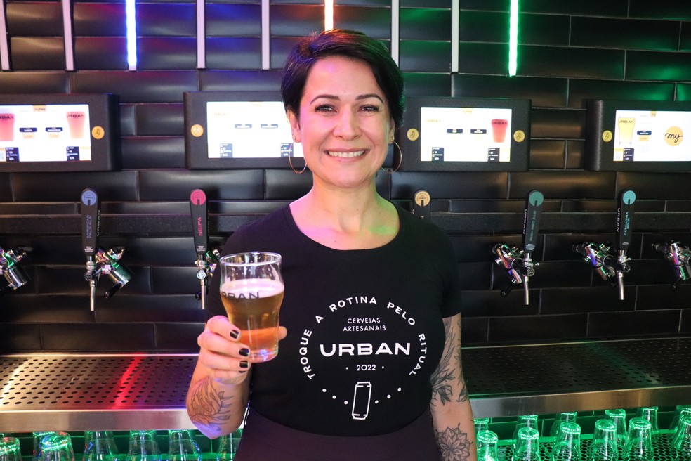 A empresária Marina Lima criou a cervejaria Urban em 2022. — Foto: Fernanda Bastos/g1