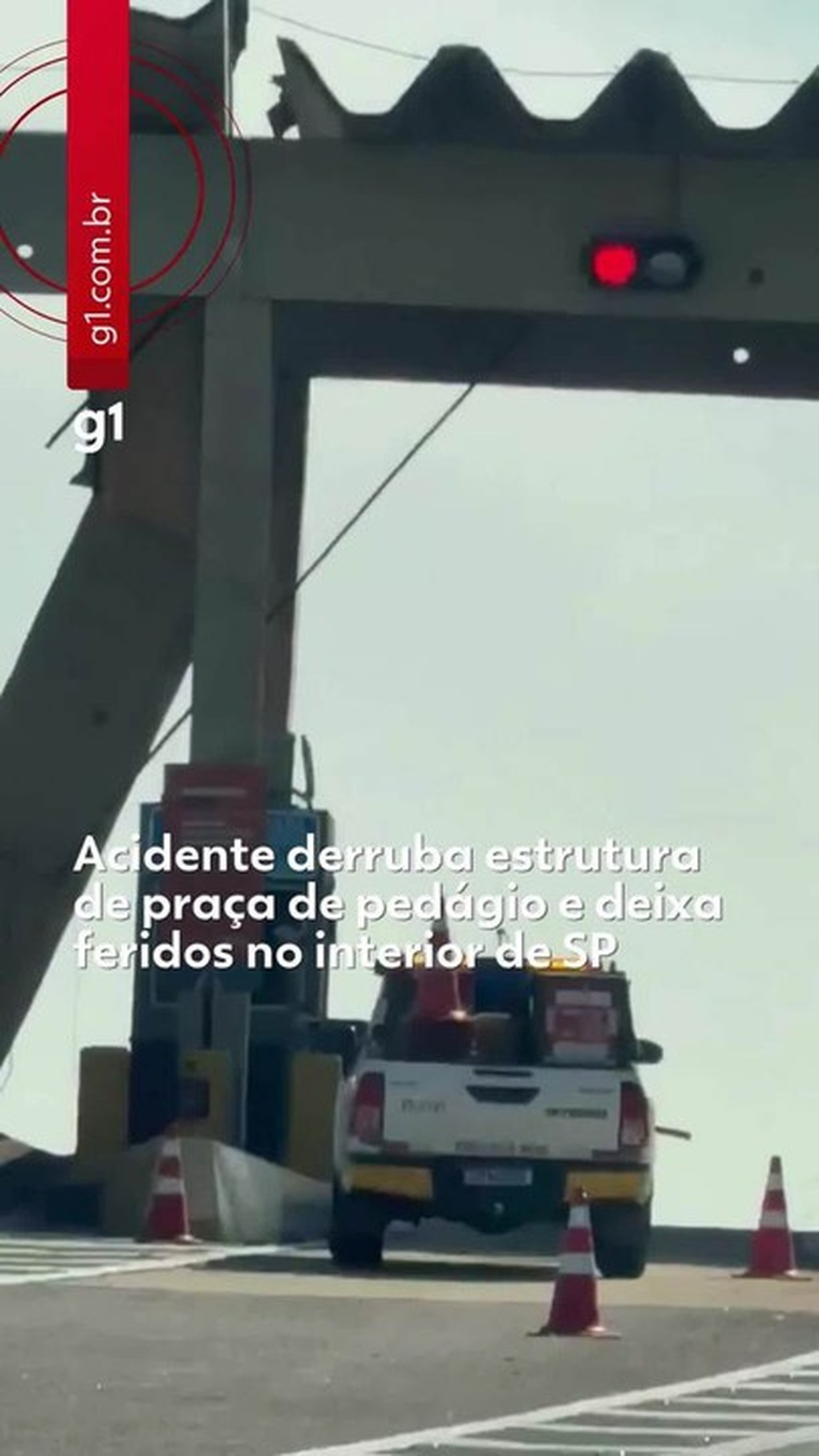 Carro bate em praça de pedágio e três pessoas ficam feridas em Campinas